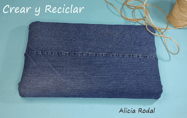 Cómo hacer un mueble tipo baúl, que es al mismo tiempo una silla o taburete y un reposapiés, con una simple caja de plástico de frutas, sacos de papas, vaqueros viejos y otros materiales reciclados. Ideas de Reciclaje Creativo Diy