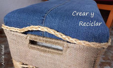 Cómo hacer un mueble tipo baúl, que es al mismo tiempo una silla o taburete y un reposapiés, con una simple caja de plástico de frutas, sacos de papas, vaqueros viejos y otros materiales reciclados. Ideas de Reciclaje Creativo Diy