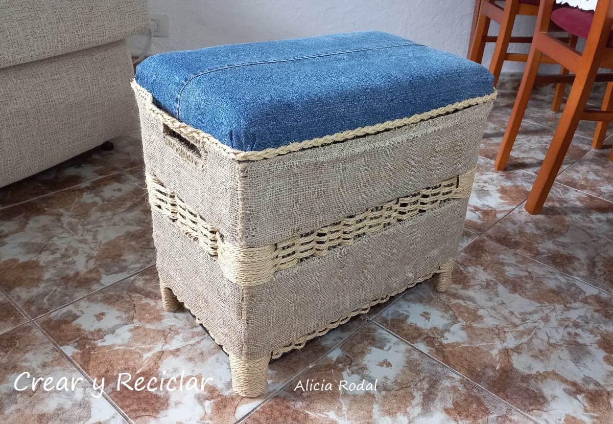 Cómo hacer un mueble tipo baúl, que es al mismo tiempo una silla o taburete y un reposapiés, con una simple caja de plástico de frutas, sacos de papas, vaqueros viejos y otros materiales reciclados. Ideas de Reciclaje Creativo Diy