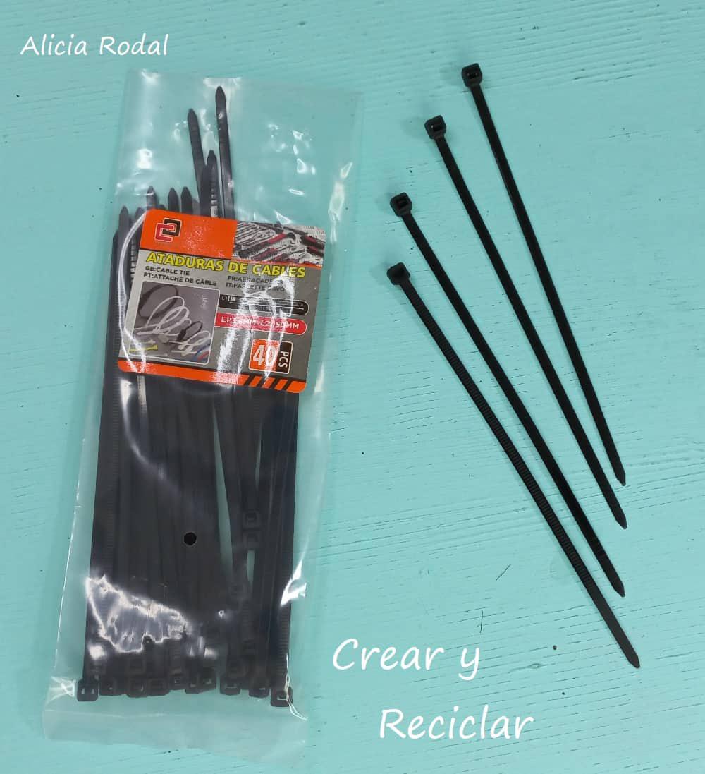 Cómo hacer un mueble tipo baúl, que es al mismo tiempo una silla o taburete y un reposapiés, con una simple caja de plástico de frutas, sacos de papas, vaqueros viejos y otros materiales reciclados. Ideas de Reciclaje Creativo Diy