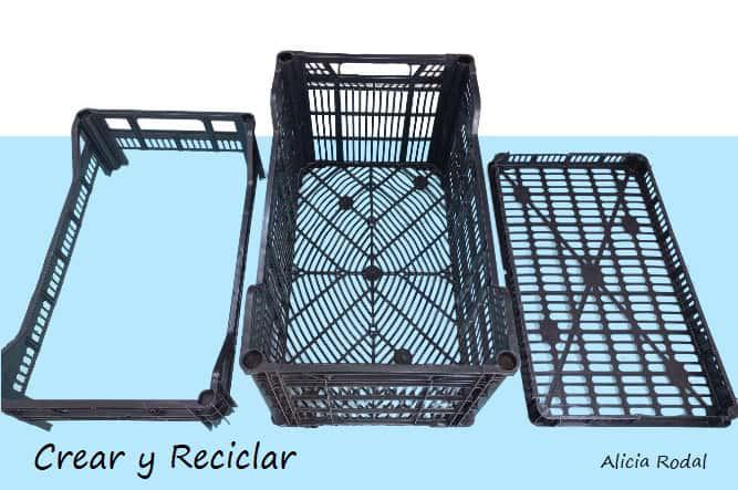 Cómo hacer un mueble tipo baúl, que es al mismo tiempo una silla o taburete y un reposapiés, con una simple caja de plástico de frutas, sacos de papas, vaqueros viejos y otros materiales reciclados. Ideas de Reciclaje Creativo Diy
