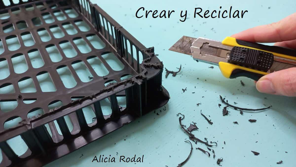 Cómo hacer un mueble tipo baúl, que es al mismo tiempo una silla o taburete y un reposapiés, con una simple caja de plástico de frutas, sacos de papas, vaqueros viejos y otros materiales reciclados. Ideas de Reciclaje Creativo Diy