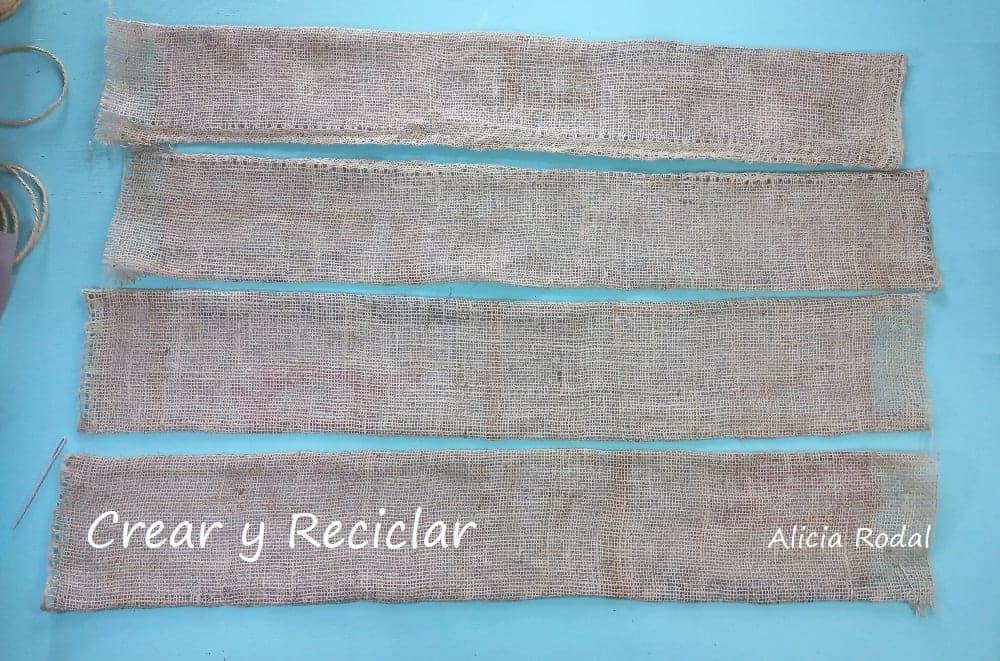 Cómo hacer un mueble tipo baúl, que es al mismo tiempo una silla o taburete y un reposapiés, con una simple caja de plástico de frutas, sacos de papas, vaqueros viejos y otros materiales reciclados. Ideas de Reciclaje Creativo Diy