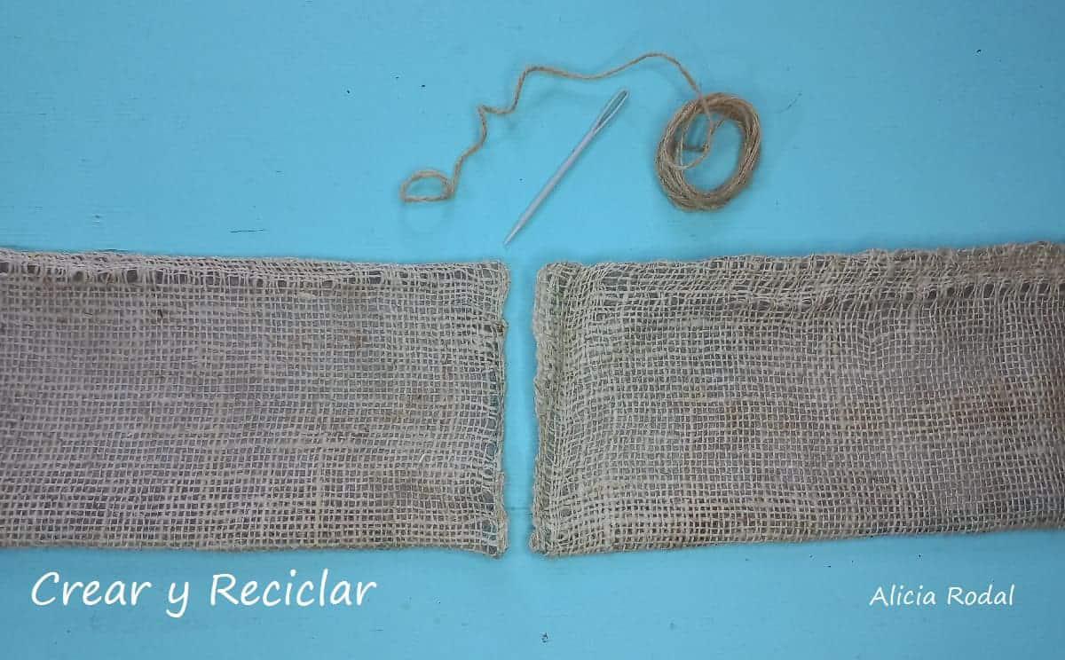 Cómo hacer un mueble tipo baúl, que es al mismo tiempo una silla o taburete y un reposapiés, con una simple caja de plástico de frutas, sacos de papas, vaqueros viejos y otros materiales reciclados. Ideas de Reciclaje Creativo Diy