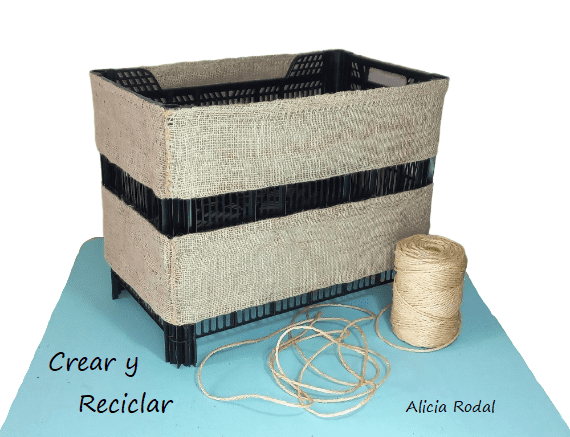 Cómo hacer un mueble tipo baúl, que es al mismo tiempo una silla o taburete y un reposapiés, con una simple caja de plástico de frutas, sacos de papas, vaqueros viejos y otros materiales reciclados. Ideas de Reciclaje Creativo Diy