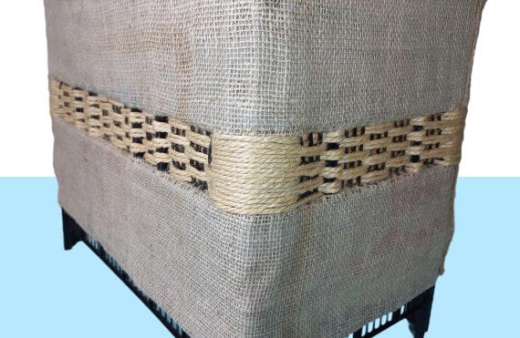 Cómo hacer un mueble tipo baúl, que es al mismo tiempo una silla o taburete y un reposapiés, con una simple caja de plástico de frutas, sacos de papas, vaqueros viejos y otros materiales reciclados. Ideas de Reciclaje Creativo Diy