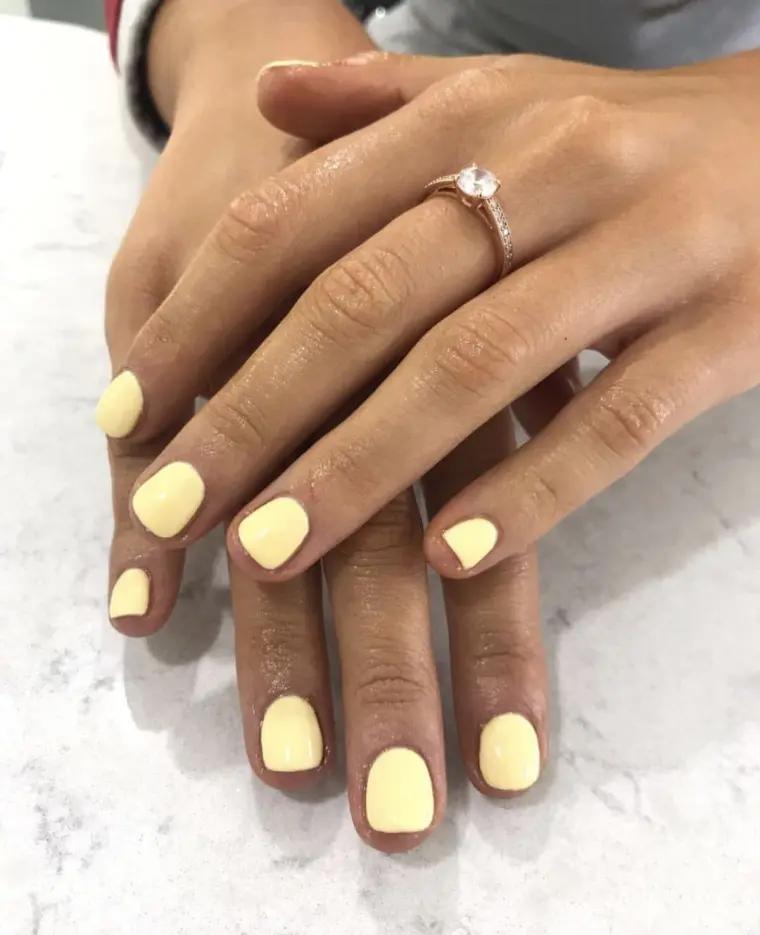 tendencia de uñas primavera 2022 en amarillo