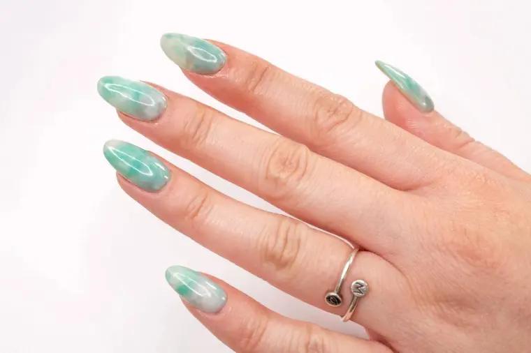 tendencia de uñas primavera 2022 color espuma de mar