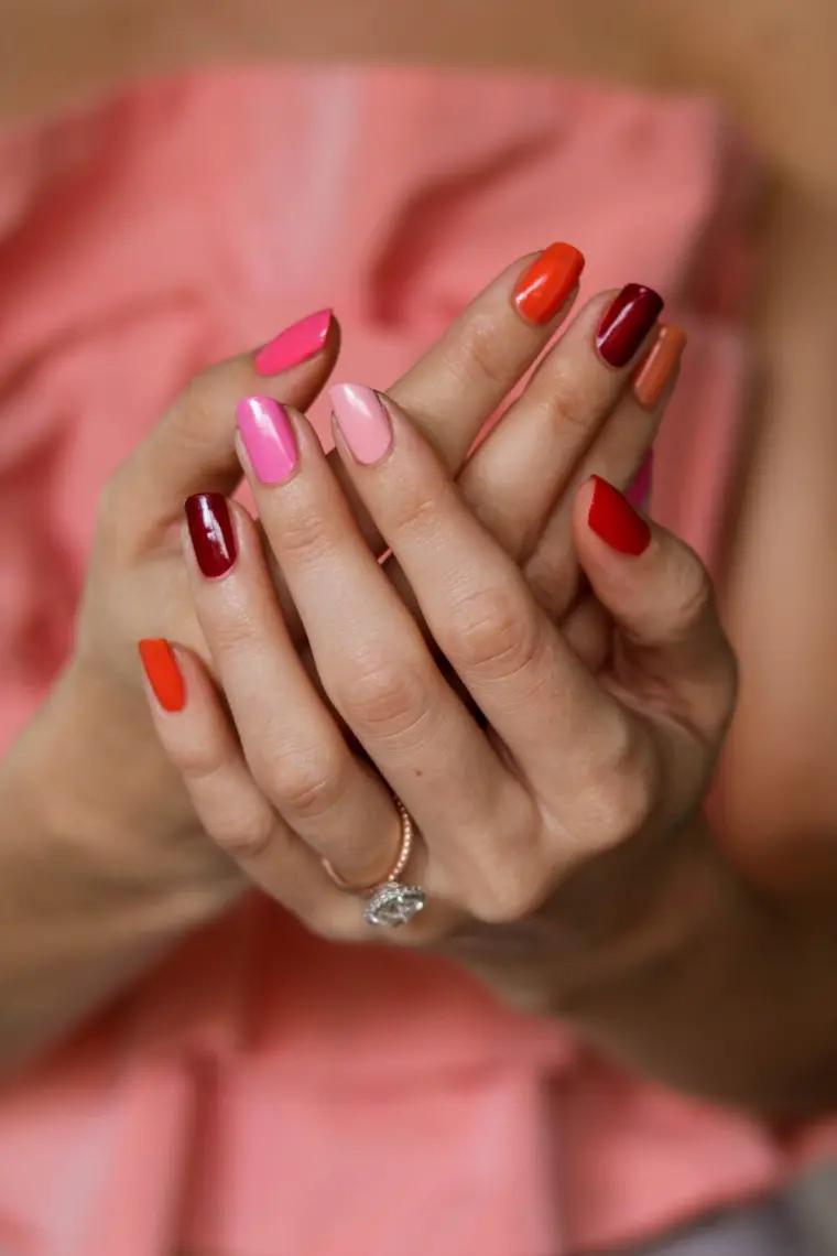 manicura de color rojo vibrante