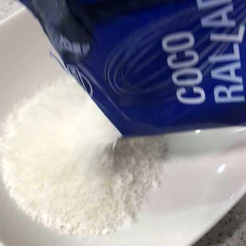 colocar coco rallado en un plato