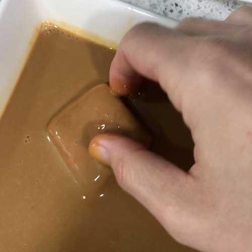 empapar pastelitos de dulce de leche y coco