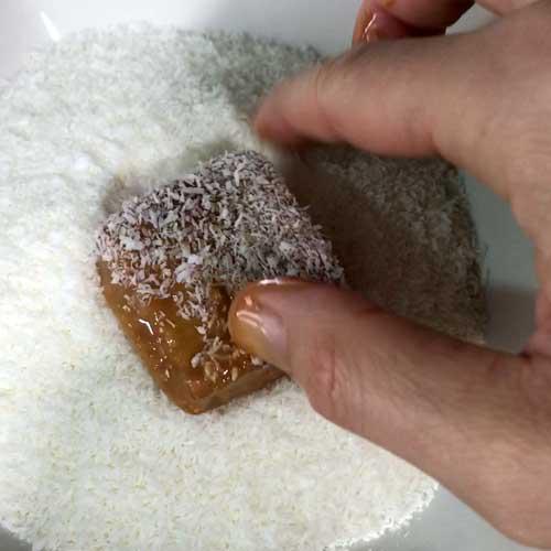 rebozar los pastelitos de dulce de leche en coco