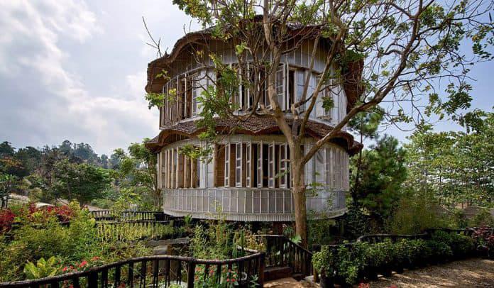 Casa construida con bambú, piedras y plásticos reciclados 1