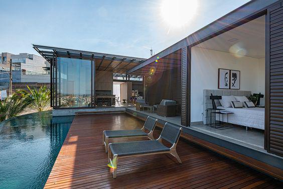 Casas estilo tropical con piscina