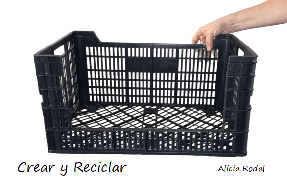 En este tutorial te enseño como hacer un mueble con cajas de plástico, esas donde vienen las frutas y verduras del supermercado y fruterías. DIY Esta es una idea de almacenamiento o almacenaje, fácil, rápido, barato, provisional o no, todo depende de tus necesidades y de para qué quieres o necesites hacer este mueble.