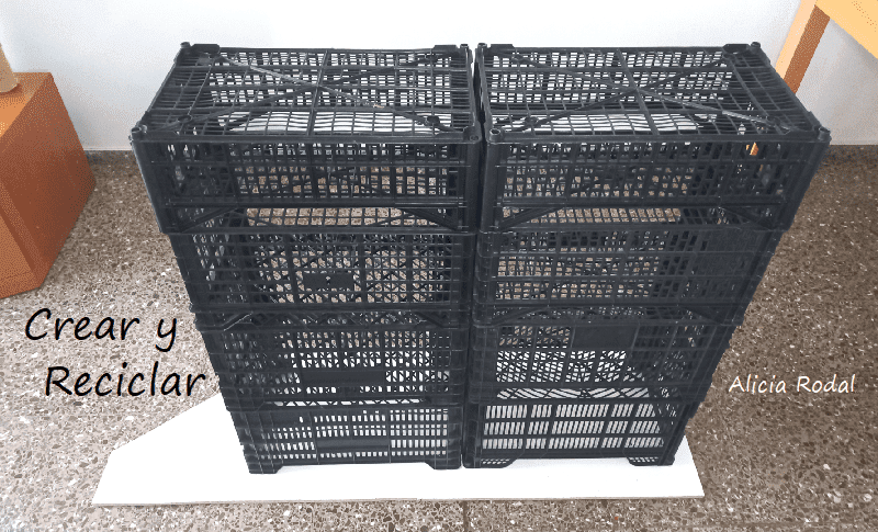 En este tutorial te enseño como hacer un mueble con cajas de plástico, esas donde vienen las frutas y verduras del supermercado y fruterías. DIY Esta es una idea de almacenamiento o almacenaje, fácil, rápido, barato, provisional o no, todo depende de tus necesidades y de para qué quieres o necesites hacer este mueble.