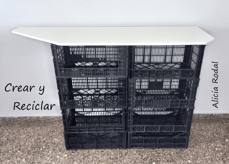 En este tutorial te enseño como hacer un mueble con cajas de plástico, esas donde vienen las frutas y verduras del supermercado y fruterías. DIY Esta es una idea de almacenamiento o almacenaje, fácil, rápido, barato, provisional o no, todo depende de tus necesidades y de para qué quieres o necesites hacer este mueble.