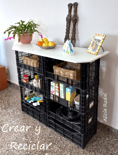 En este tutorial te enseño como hacer un mueble con cajas de plástico, esas donde vienen las frutas y verduras del supermercado y fruterías. DIY Esta es una idea de almacenamiento o almacenaje, fácil, rápido, barato, provisional o no, todo depende de tus necesidades y de para qué quieres o necesites hacer este mueble.