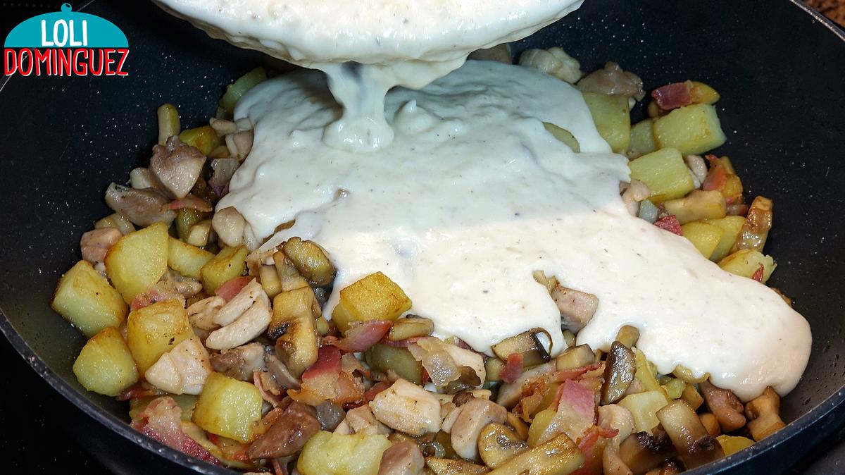 PATATAS O PAPAS CON POLLO CREMOSAS. RECETA FÁCIL Y RÍQUISIMA. Patatas tiernas y jugosas, la carne también muy tierna y la mezcla de sabores es una delicia para el paladar