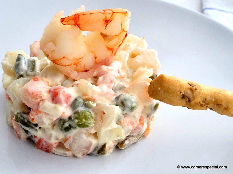 Ensaladilla gambas o ensaladilla de langostinos. Esta ensaladilla con gambas está deliciosa. Te va a encantar lo rica que queda y lo fácil que es hacerla siguiendo los consejos de Comer especial