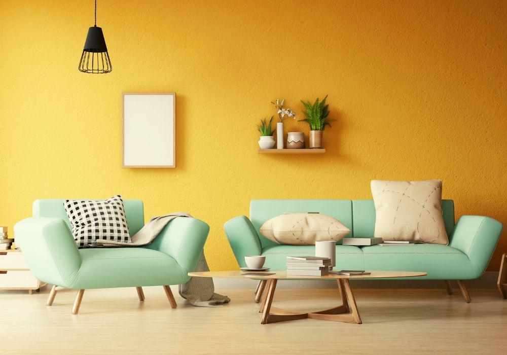 Cómo decorar un salón optimista con paredes amarillas. 