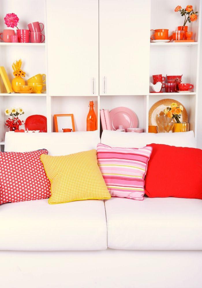 Cómo decorar un salón blanco con toques de color. 