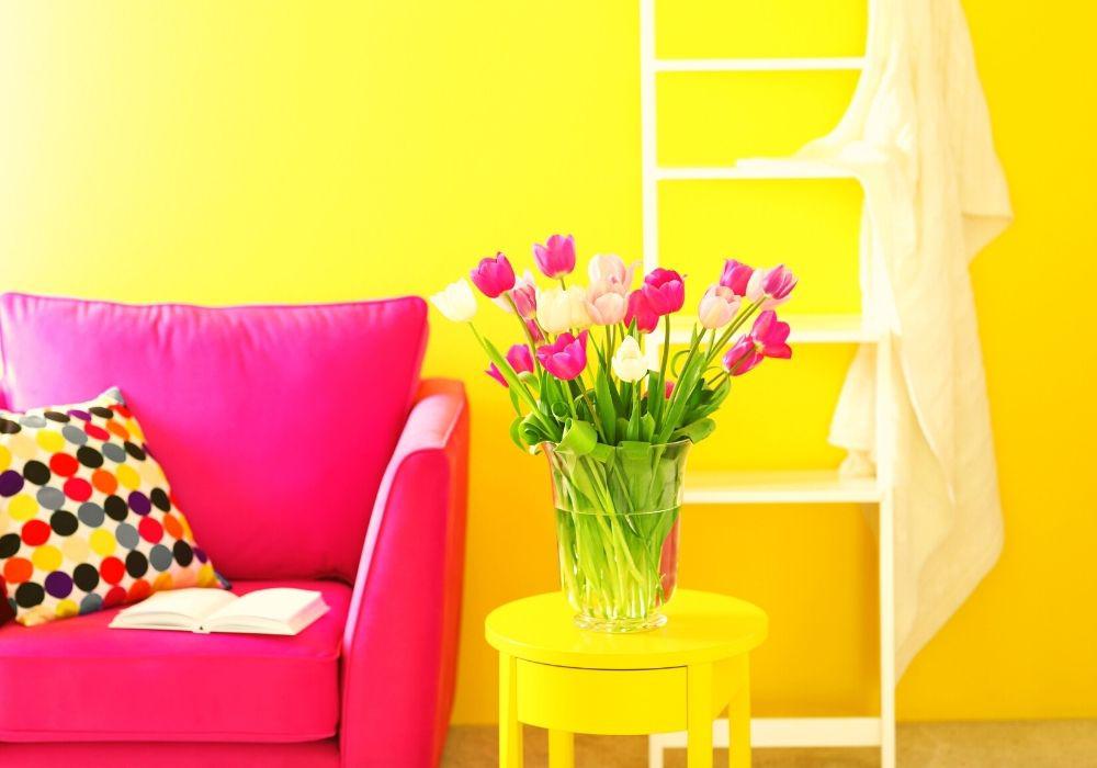 Cómo decorar un salón en colores vivos.