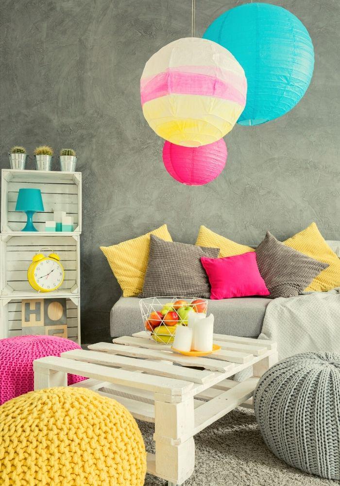 Decorar salones con ideas sostenibles y colores.
