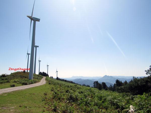 Esa pequeña elevación es la cima de Zengotitagane