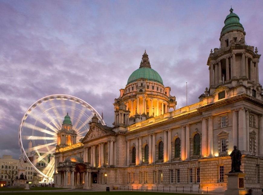 El ojo de Belfast y Belfast City Hall