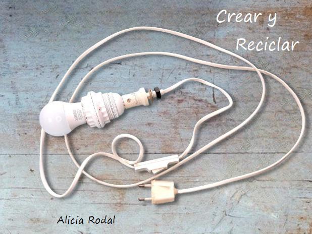 Una manera inteligente de ahorrar dinero es reutilizar los recursos que tenemos a nuestro alcance, sobre todo los materiales reciclados que muchas personan consideran basura. Yo necesitaba un lámpara o foco de luz para mi mesa de trabajo, sobre todo cuando grabo mis videos tutoriales.