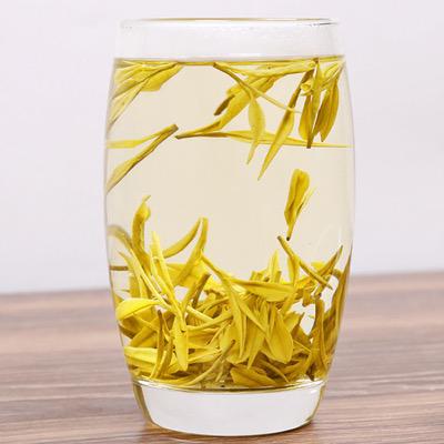 brotes de té amarillo