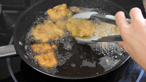 freír la tortillita de bacalao