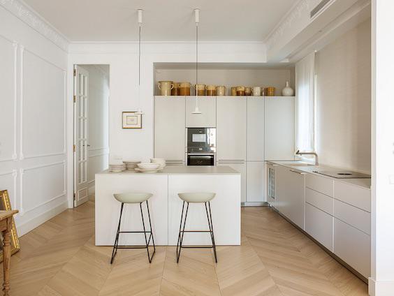 decoralinks | cocina blanca reforma clasica suelo espiga francesa 