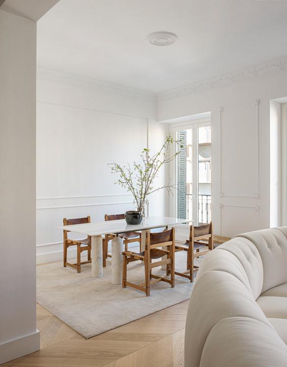decoralinks | comedor mesa marmol blanca, sillas castellanas, molduras clasicas