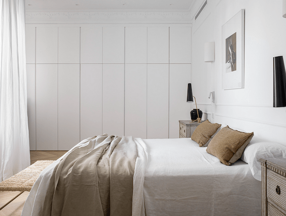 decoralinks | dormitorio tonos tostados y crudos, armario sin tiradores