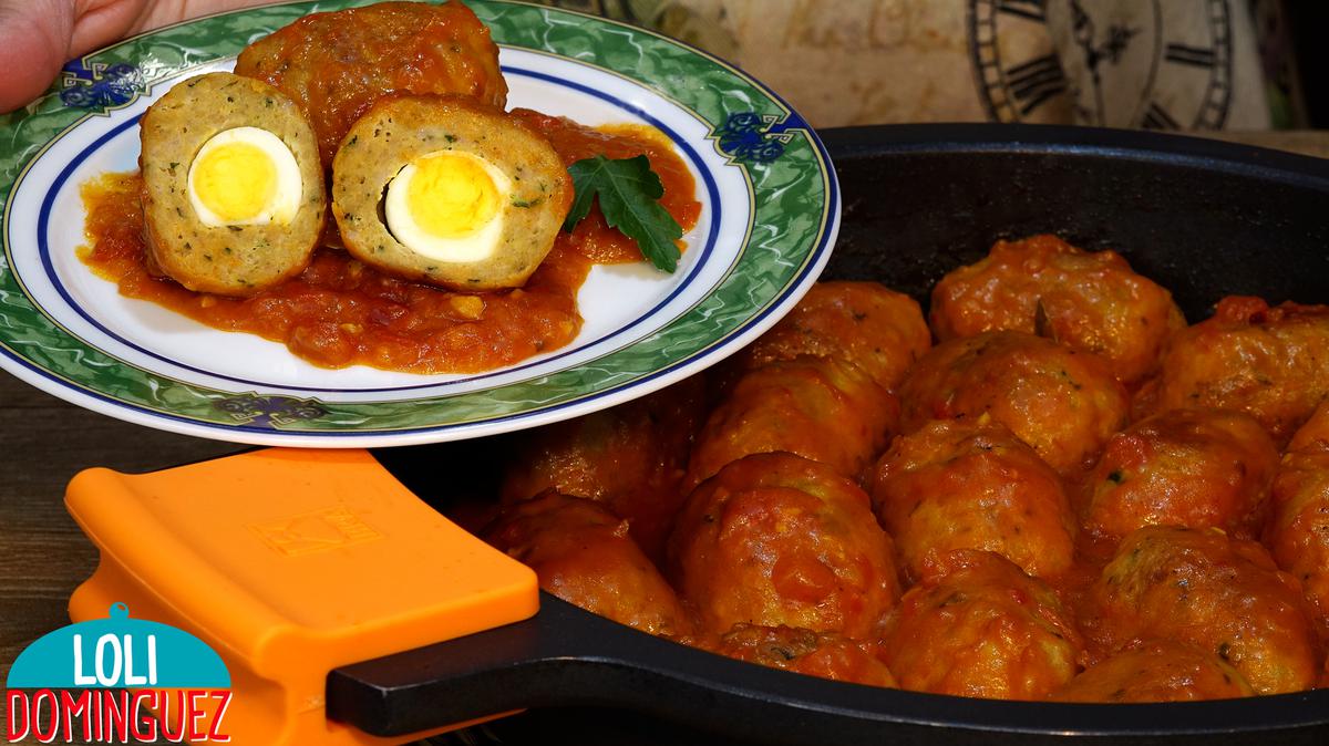 HUEVOS ESCONDIDOS CON SALSA, COMIDA RICA Y SALUDABLE. Esta receta se prepara sin complicaciones y rinde bastante, además sorprenderá a todos y no resulta cara que también es importante, queda una carne tierna y jugosa con el relleno del huevo dura que le aporta suavidad y la salsa de tomate y pimientos asados que le da un sabor y textura estupenda.