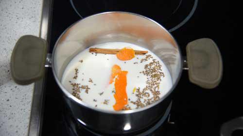 infusionar la leche para las rosquillas de leche