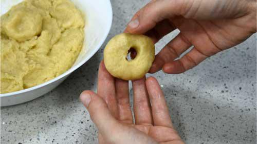 dar forma a las rosquillas de leche