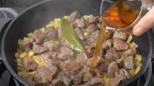 agregar carne y vino a la ternera con champiñones