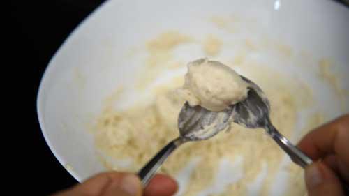 dar forma a los buñuelos de yogur
