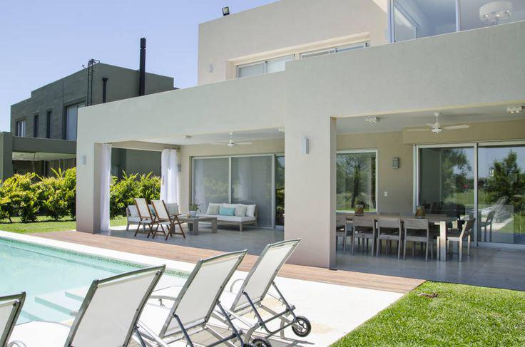 Diseño moderno con conexión a piscina