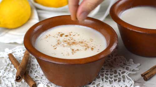 espolvorear con canela el arroz con leche de coco