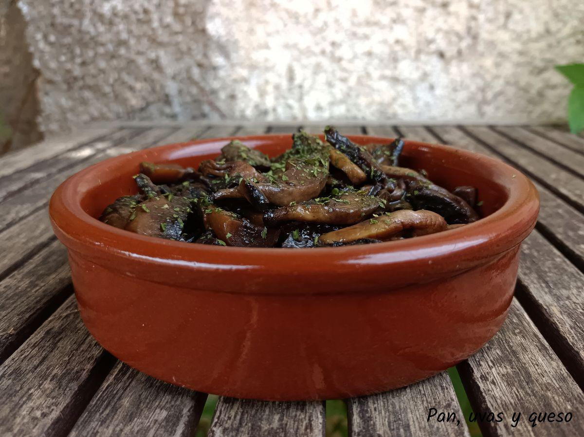 champiñones al vino blanco en crock-pot - pan uvas y queso