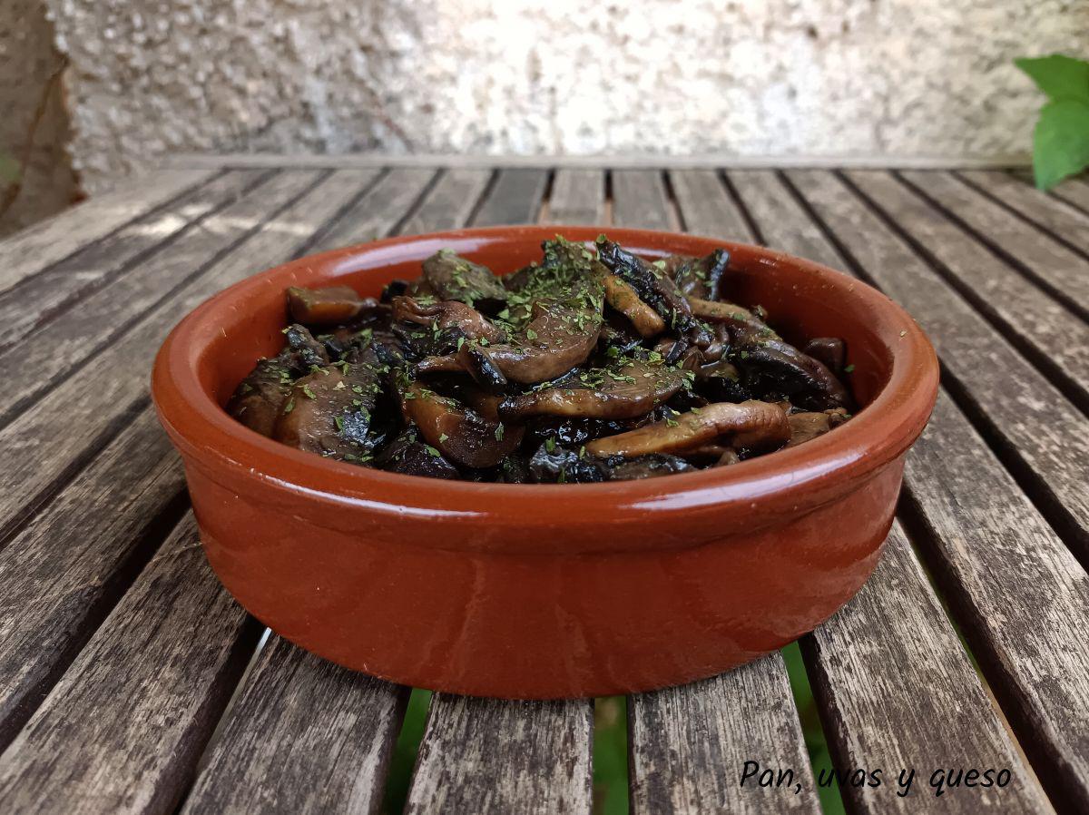 champiñones al vino blanco en crock-pot - pan uvas y queso