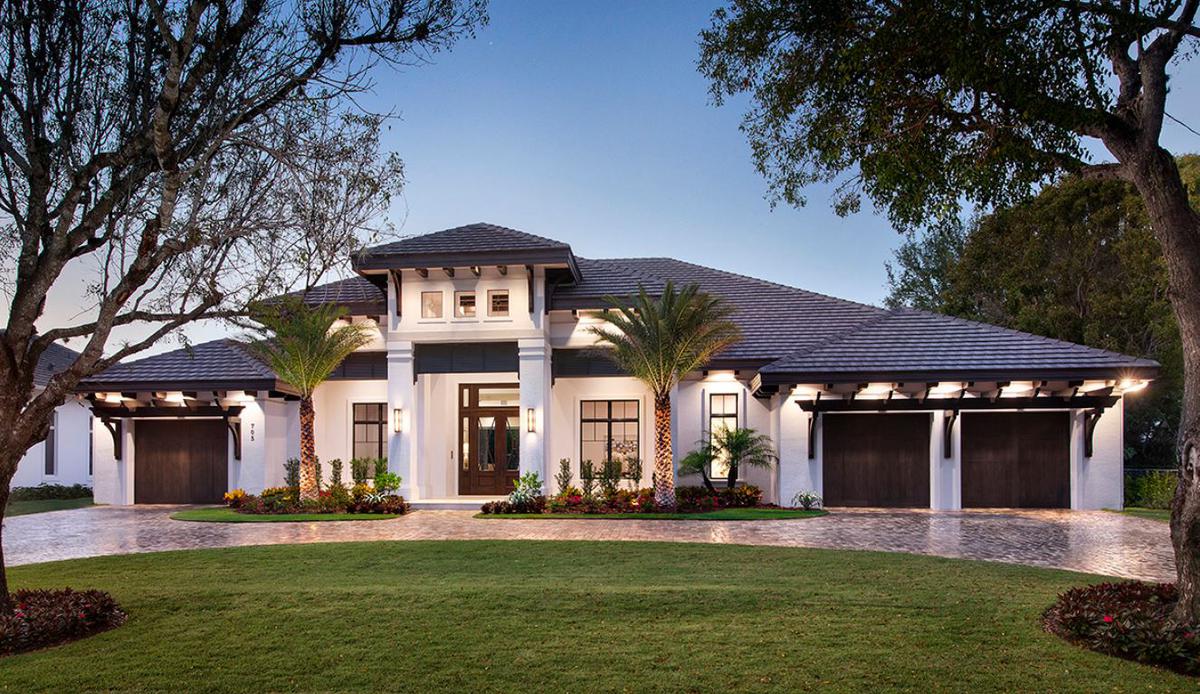 Casas a con techo a varias aguas con cochera