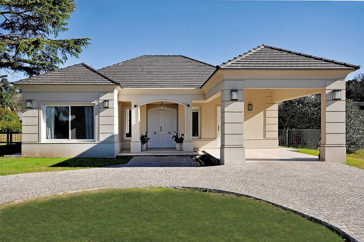 Fachadas de casas con techos a varias aguas