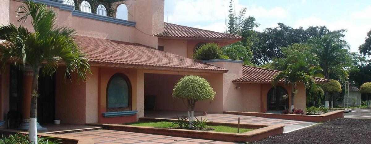 Características de casas con techos a varias aguas