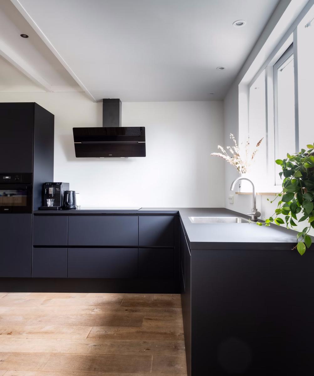 El color negro triunfa en los gabinetes de cocina de este 2022 4