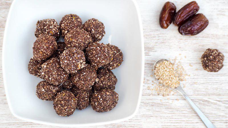 bolitas de avena y frutos secos saludables o snack saludable bombones proteícos saludables